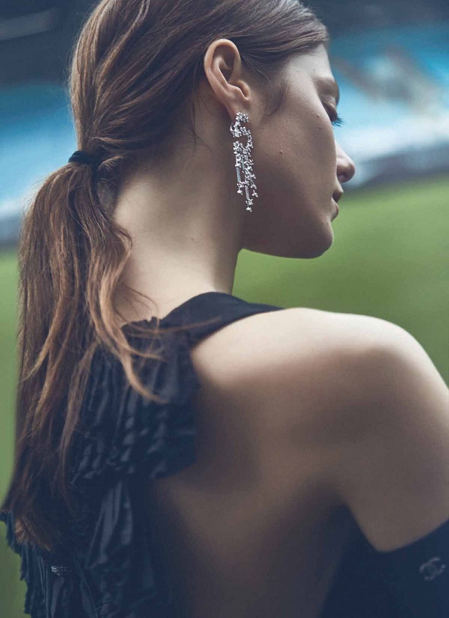 В платье Chanel и серьгах Chanel Fine Jewellery фото № 3