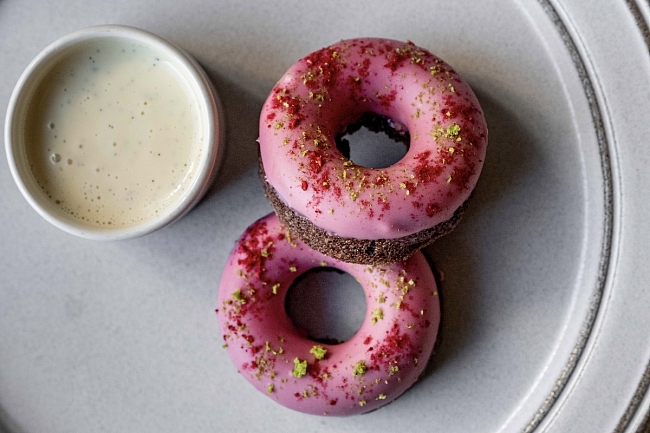 Кофейные пончики в шоколадной глазури с соусом англез. Фото: T1 фото № 8