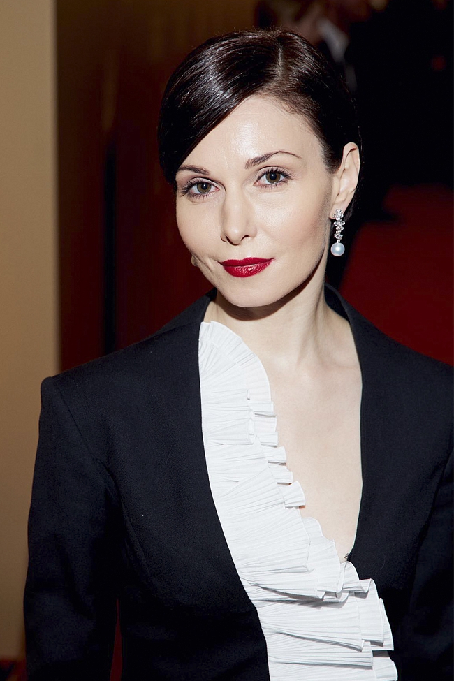 Александра Урсуляк получила награду за лучшую женскую роль в сериале «Пингвины моей мамы» в серьгах Mercury из коллекции Flower из белого золота, жемчуга и бриллиантов фото № 6