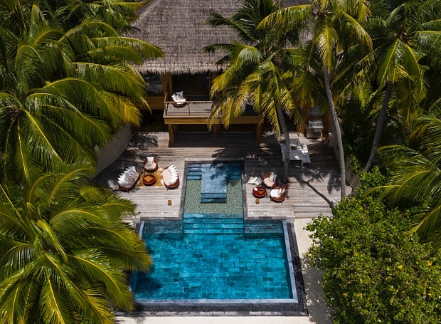 Где на Мальдивах сходить в подводный спа-центр, поужинать на глубине 8 метров и покормить скатов