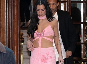 Дуа Липа показывает, как носить главные тренды нулевых