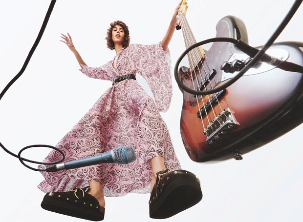 Перфорация, пышные рукава и деним — главные тренды нового сезона по мнению Maje