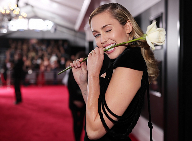 Тиктокеры пообещали пожениться, если Майли Сайрус прокомментирует их видео, — и она это сделала!