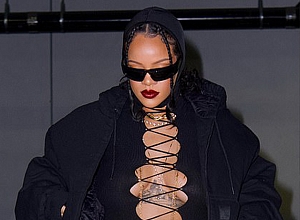 Рианна в черном бомбере и откровенном топе на шнуровке задает новую моду для беременных