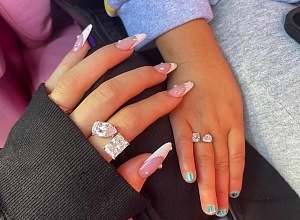 Обручены или нет? Трэвис Скотт подарил Кайли Дженнер и малышке Сторми одинаковые кольца