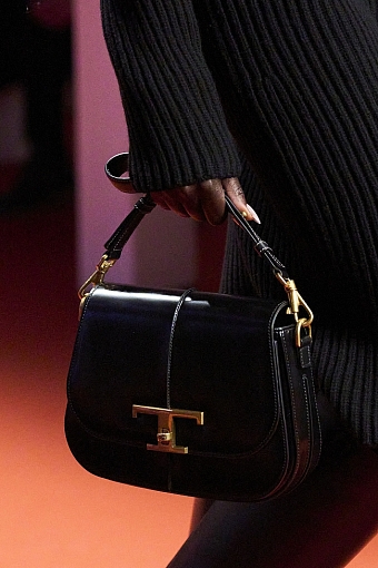 Сумки на показе Tod's осень-зима 2022/23 фото № 10